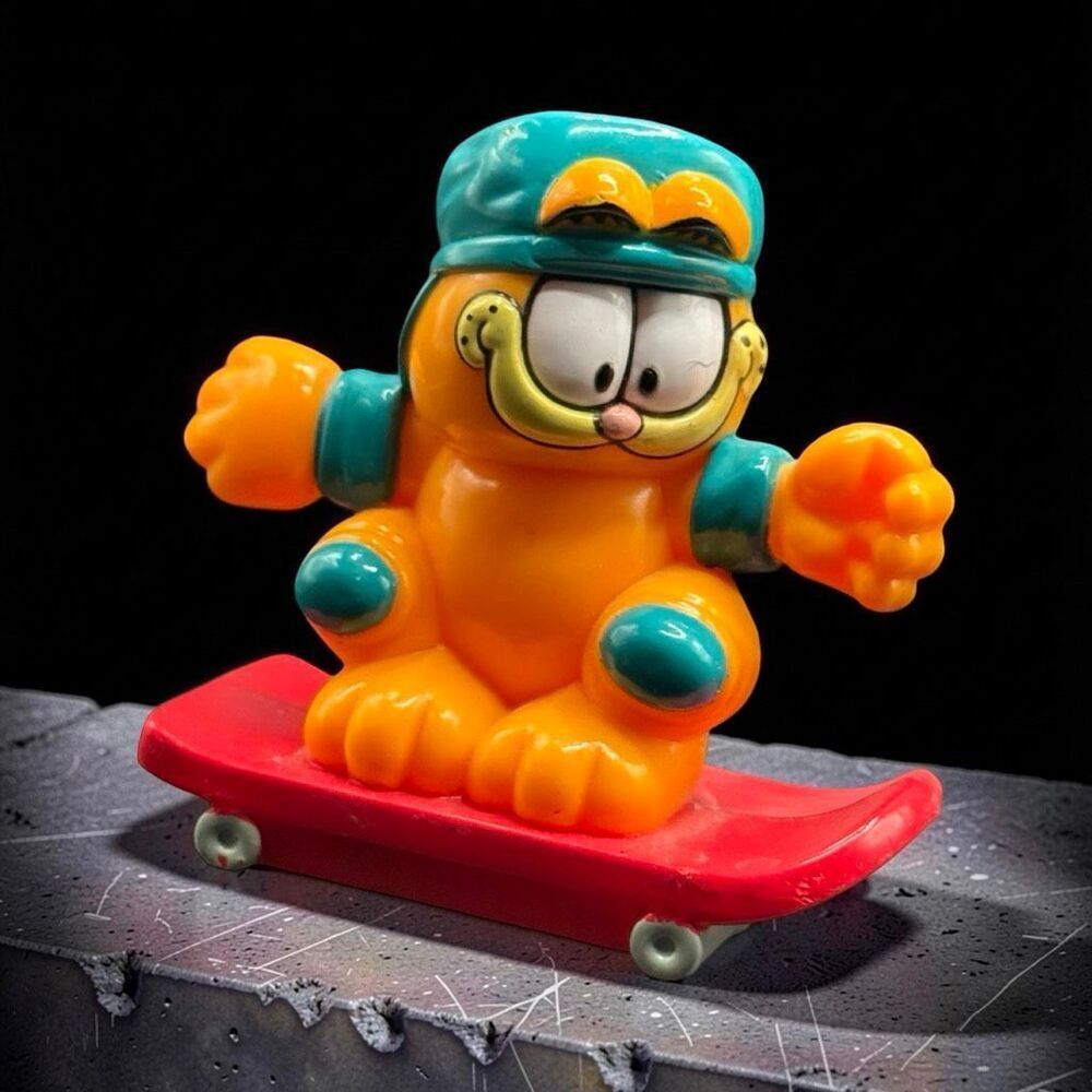 1999 Paws GARFIELD Skateboarding Figure 2.75” A56